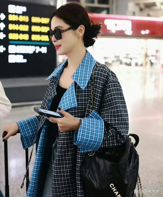 赵丽颖打脸抢饼传闻，穿过万私服进组拍片，此前被指跟杨幂争资源