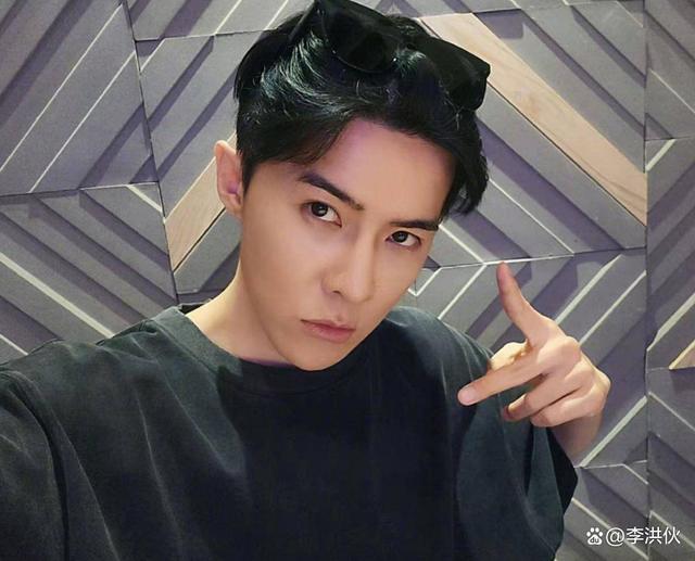 唐禹哲求完婚就塌房，11年前未婚生子立单身人设不结婚