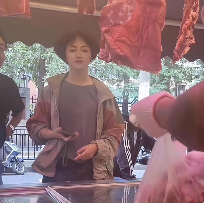 罗海琼市场买肉被偶遇，穿搭朴素不像明星，谁知丈夫竟是华谊副总
