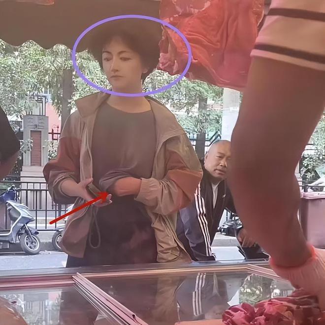 罗海琼市场买肉被偶遇，穿搭朴素不像明星，谁知丈夫竟是华谊副总