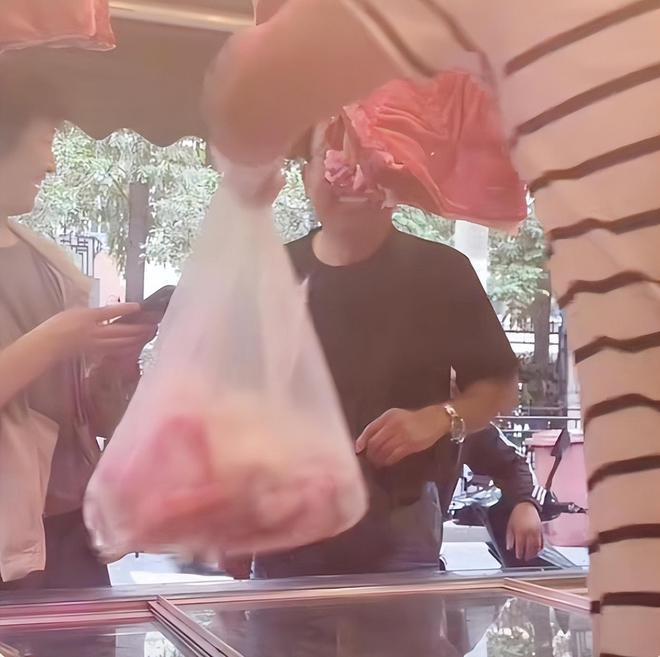 罗海琼市场买肉被偶遇，穿搭朴素不像明星，谁知丈夫竟是华谊副总