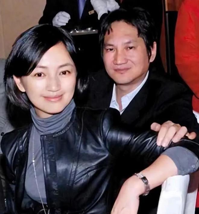 罗海琼市场买肉被偶遇，穿搭朴素不像明星，谁知丈夫竟是华谊副总