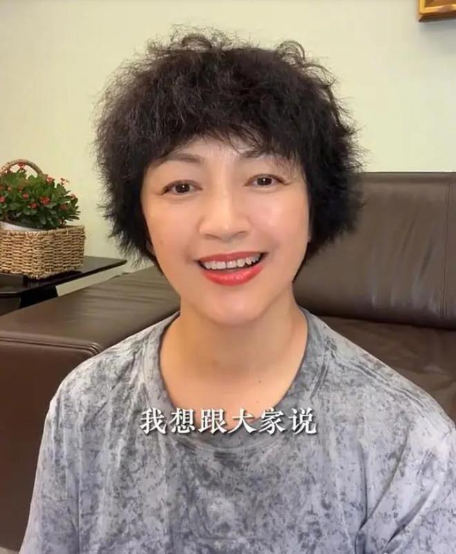 罗海琼市场买肉被偶遇，穿搭朴素不像明星，谁知丈夫竟是华谊副总