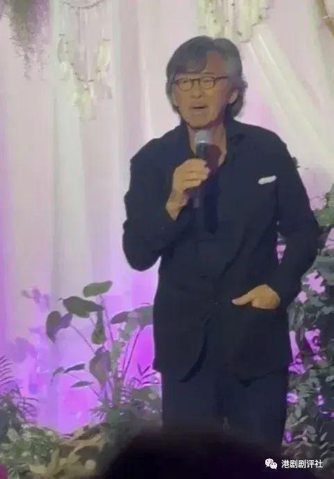 恭喜！38岁星二代与圈外女友低调结婚，76岁父亲高歌送祝福