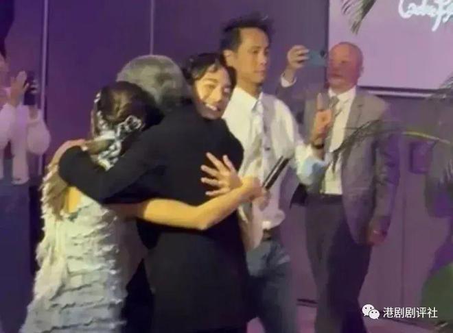 恭喜！38岁星二代与圈外女友低调结婚，76岁父亲高歌送祝福