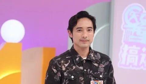 恭喜！38岁星二代与圈外女友低调结婚，76岁父亲高歌送祝福