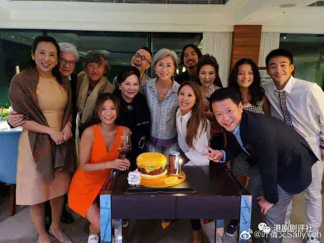 恭喜！38岁星二代与圈外女友低调结婚，76岁父亲高歌送祝福