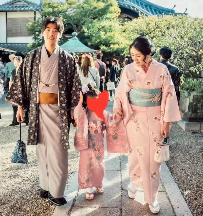 何超盈与小8岁老公秀恩爱，辛奇隆下跪哄老婆开心，甜蜜牵手亲吻