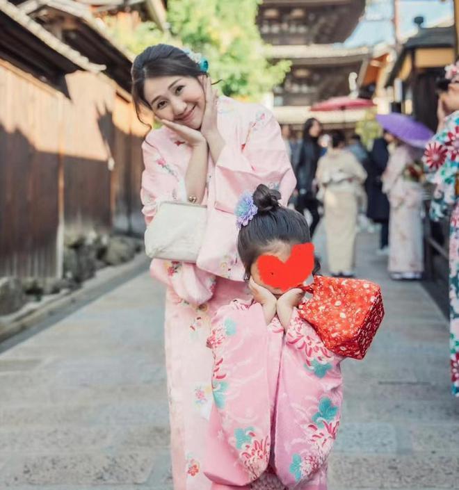 何超盈与小8岁老公秀恩爱，辛奇隆下跪哄老婆开心，甜蜜牵手亲吻