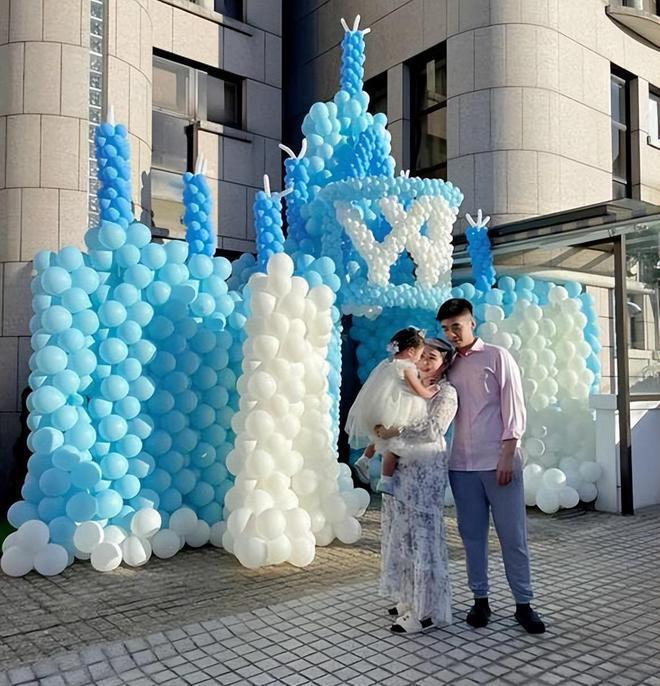 何超盈与小8岁老公秀恩爱，辛奇隆下跪哄老婆开心，甜蜜牵手亲吻