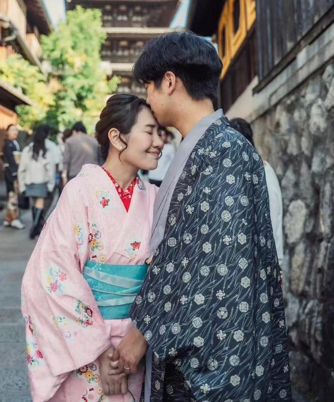 何超盈与小8岁老公秀恩爱，辛奇隆下跪哄老婆开心，甜蜜牵手亲吻