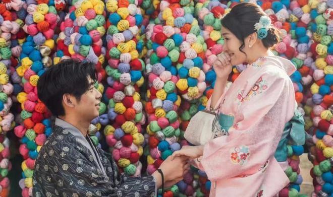 何超盈与小8岁老公秀恩爱，辛奇隆下跪哄老婆开心，甜蜜牵手亲吻