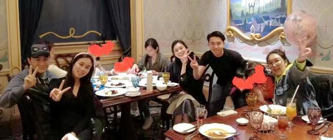 何超盈与小8岁老公秀恩爱，辛奇隆下跪哄老婆开心，甜蜜牵手亲吻