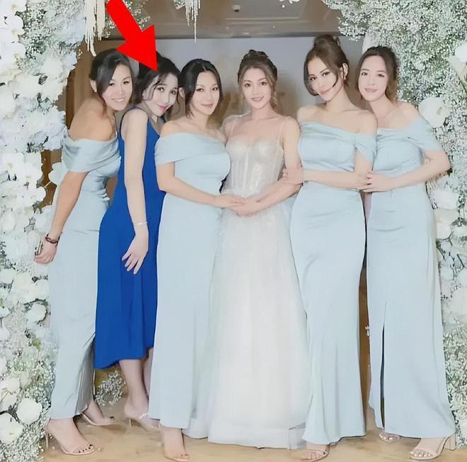 何超盈与小8岁老公秀恩爱，辛奇隆下跪哄老婆开心，甜蜜牵手亲吻