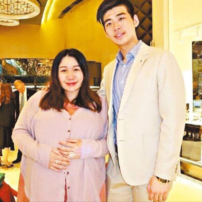 何超盈与小8岁老公秀恩爱，辛奇隆下跪哄老婆开心，甜蜜牵手亲吻