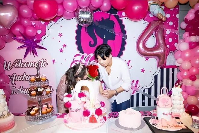 何超盈与小8岁老公秀恩爱，辛奇隆下跪哄老婆开心，甜蜜牵手亲吻