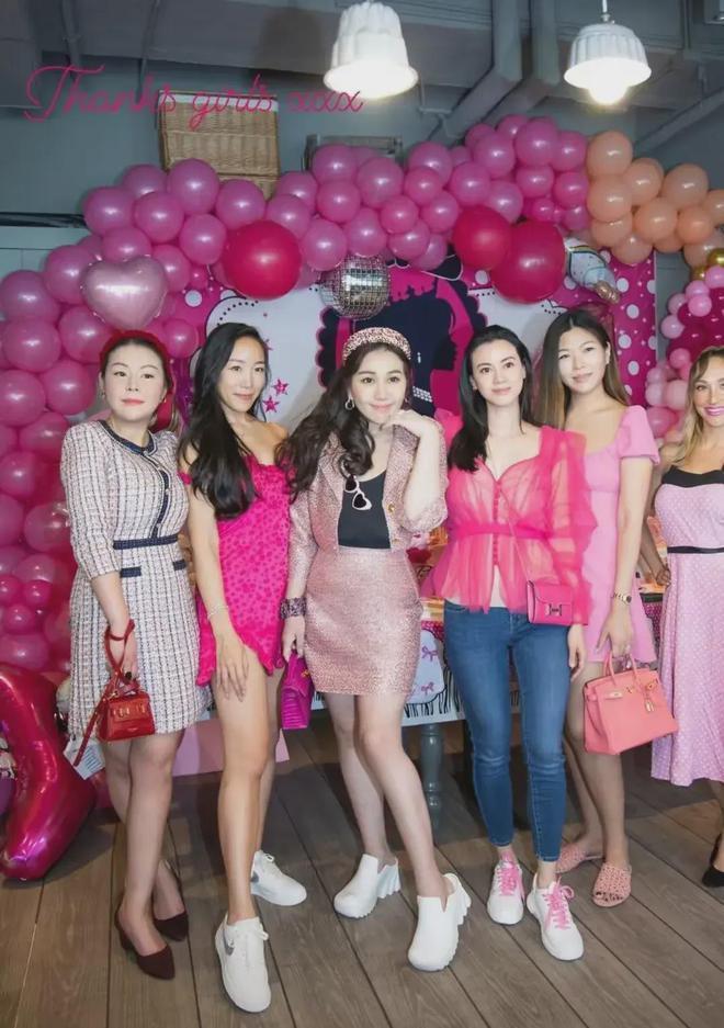 何超盈与小8岁老公秀恩爱，辛奇隆下跪哄老婆开心，甜蜜牵手亲吻