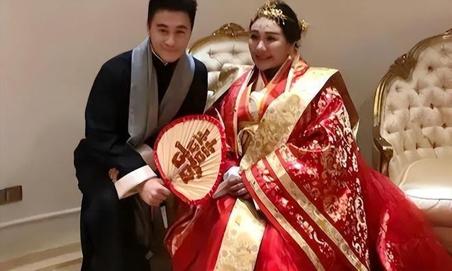 何超盈与小8岁老公秀恩爱，辛奇隆下跪哄老婆开心，甜蜜牵手亲吻