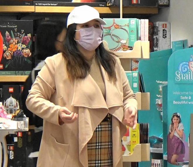 何超盈与小8岁老公秀恩爱，辛奇隆下跪哄老婆开心，甜蜜牵手亲吻