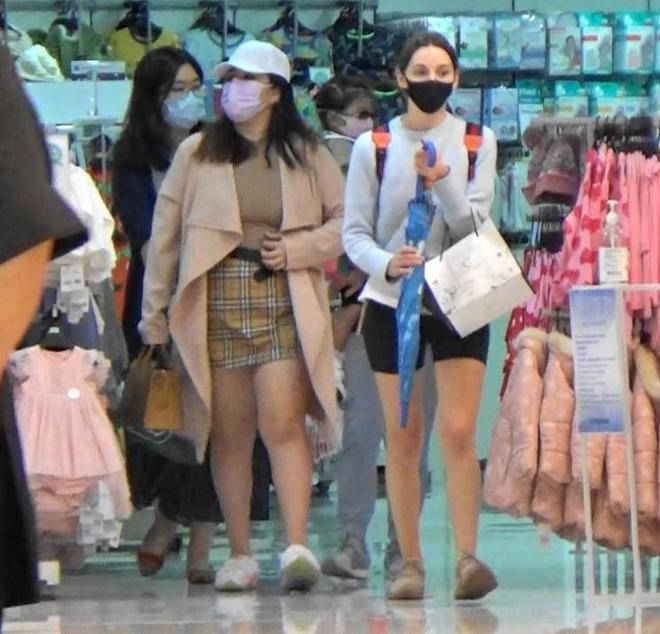 何超盈与小8岁老公秀恩爱，辛奇隆下跪哄老婆开心，甜蜜牵手亲吻