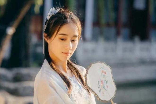 何超盈与小8岁老公秀恩爱，辛奇隆下跪哄老婆开心，甜蜜牵手亲吻