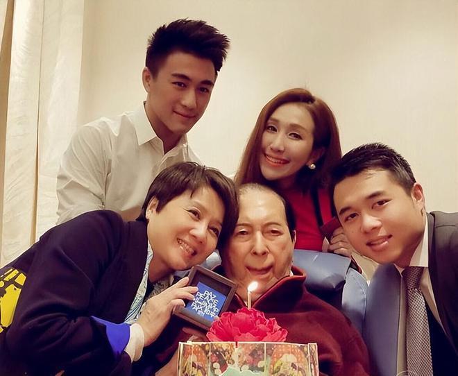 何超盈与小8岁老公秀恩爱，辛奇隆下跪哄老婆开心，甜蜜牵手亲吻