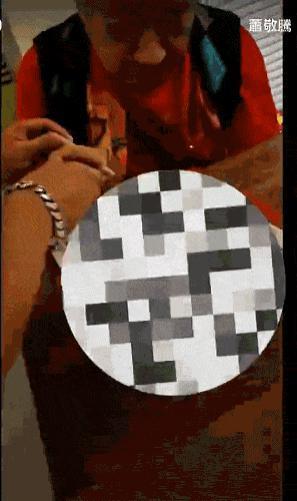 萧敬腾工作间隙忙秀恩爱，高调搂肩老婆好甜，林有慧笑得露出牙龈