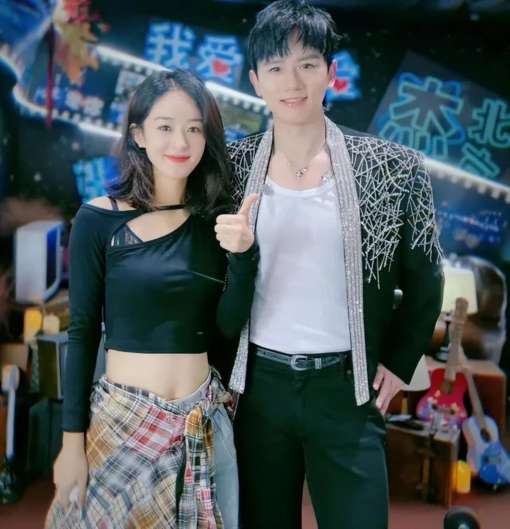 赵丽颖打脸抢饼传闻，穿过万私服进组拍片，此前被指跟杨幂争资源