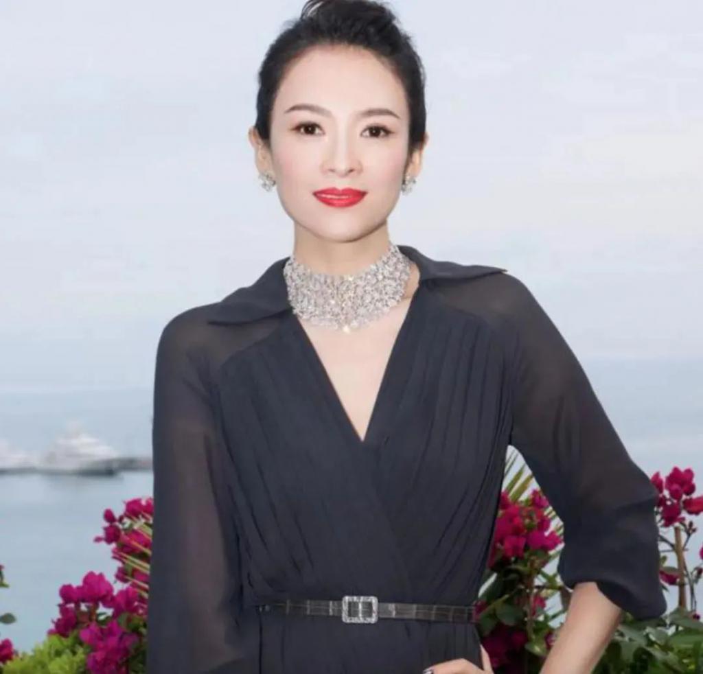 赵丽颖打脸抢饼传闻，穿过万私服进组拍片，此前被指跟杨幂争资源
