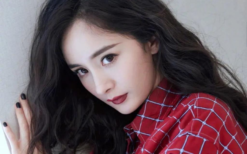 赵丽颖打脸抢饼传闻，穿过万私服进组拍片，此前被指跟杨幂争资源