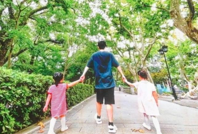 张杰谢娜带女儿游玩，打扮低调被拦门外，咘芽抢戴爸爸帽子超俏皮