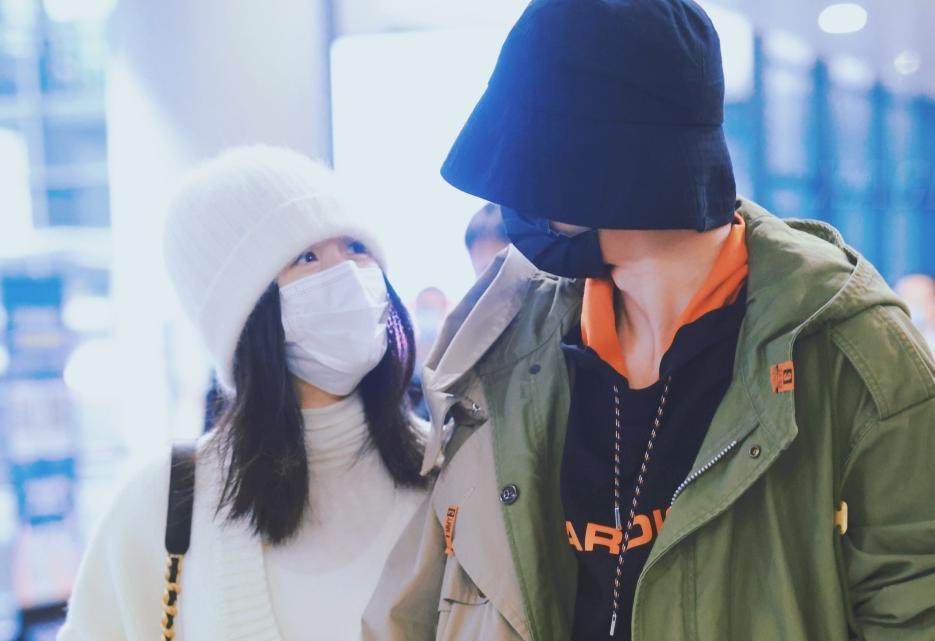 张杰谢娜带女儿游玩，打扮低调被拦门外，咘芽抢戴爸爸帽子超俏皮