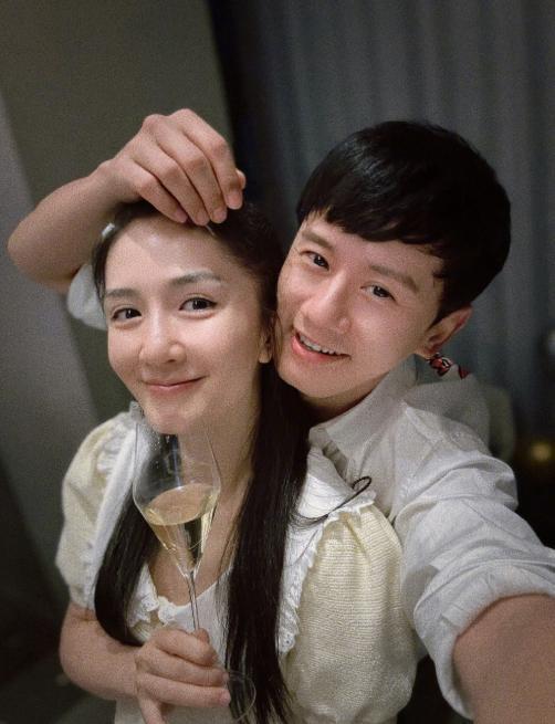 张杰谢娜带女儿游玩，打扮低调被拦门外，咘芽抢戴爸爸帽子超俏皮