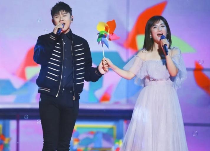谢娜发文澄清：“老公爱你”并非发给张杰