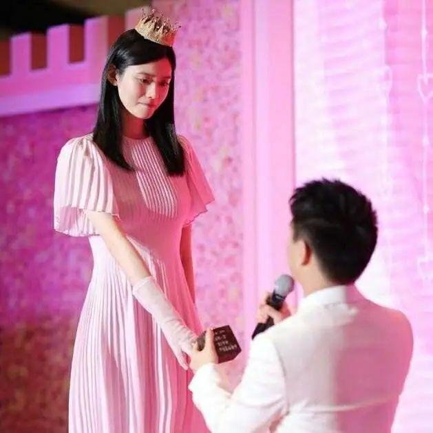 恭喜！三年抱俩，奖1亿，全网嘲的夫妻逆袭了？