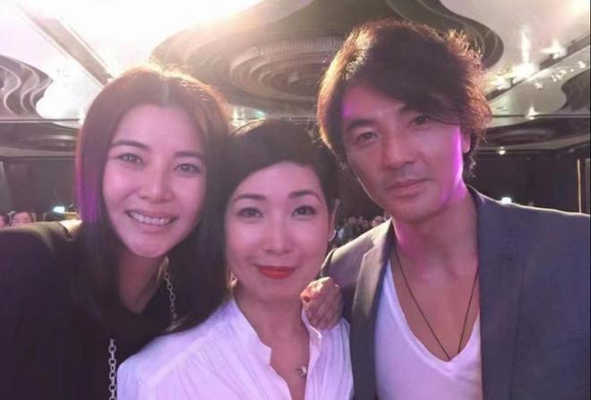 56岁郑伊健正式复出！穿搭朴实老态毕现，片场疑和导演起争执