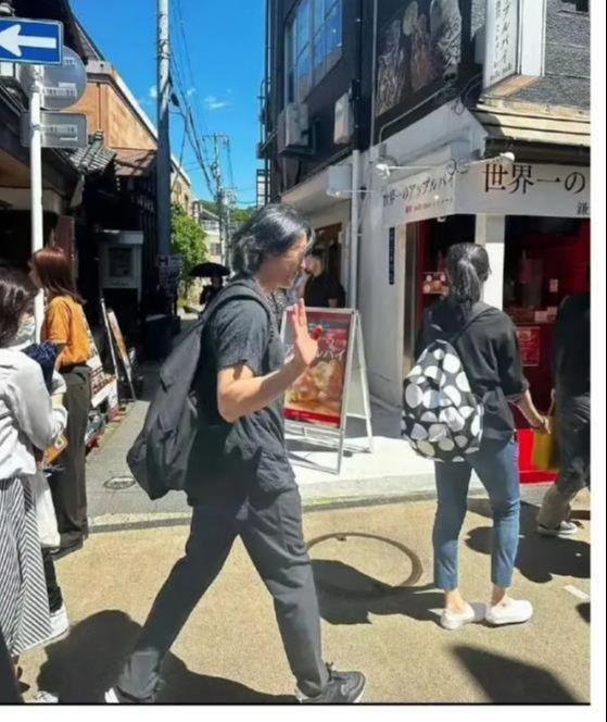 56岁郑伊健正式复出！穿搭朴实老态毕现，片场疑和导演起争执