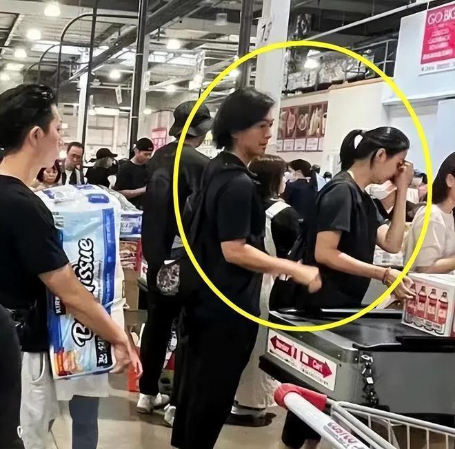 56岁郑伊健正式复出！穿搭朴实老态毕现，片场疑和导演起争执