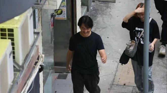 56岁郑伊健正式复出！穿搭朴实老态毕现，片场疑和导演起争执