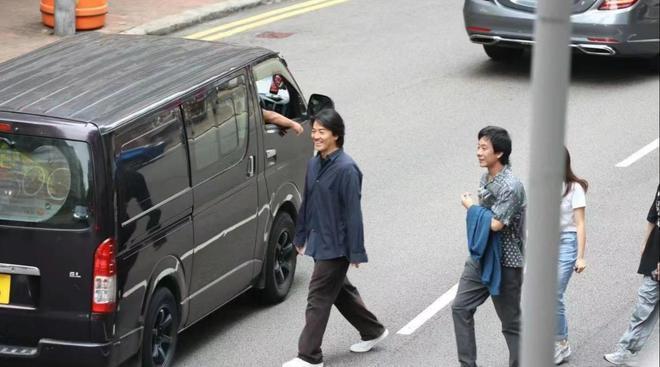 56岁郑伊健正式复出！穿搭朴实老态毕现，片场疑和导演起争执