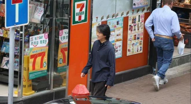 56岁郑伊健正式复出！穿搭朴实老态毕现，片场疑和导演起争执