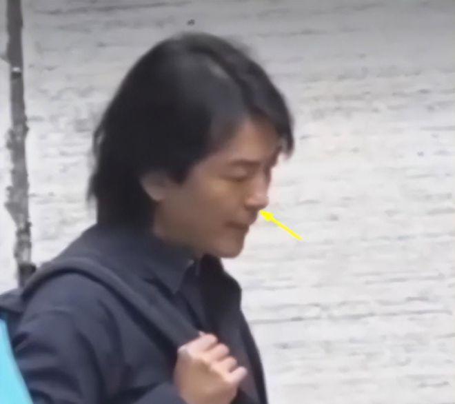 56岁郑伊健正式复出！穿搭朴实老态毕现，片场疑和导演起争执