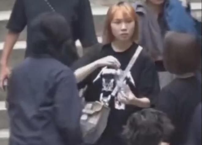 56岁郑伊健正式复出！穿搭朴实老态毕现，片场疑和导演起争执