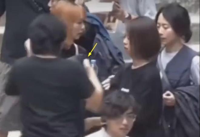 56岁郑伊健正式复出！穿搭朴实老态毕现，片场疑和导演起争执