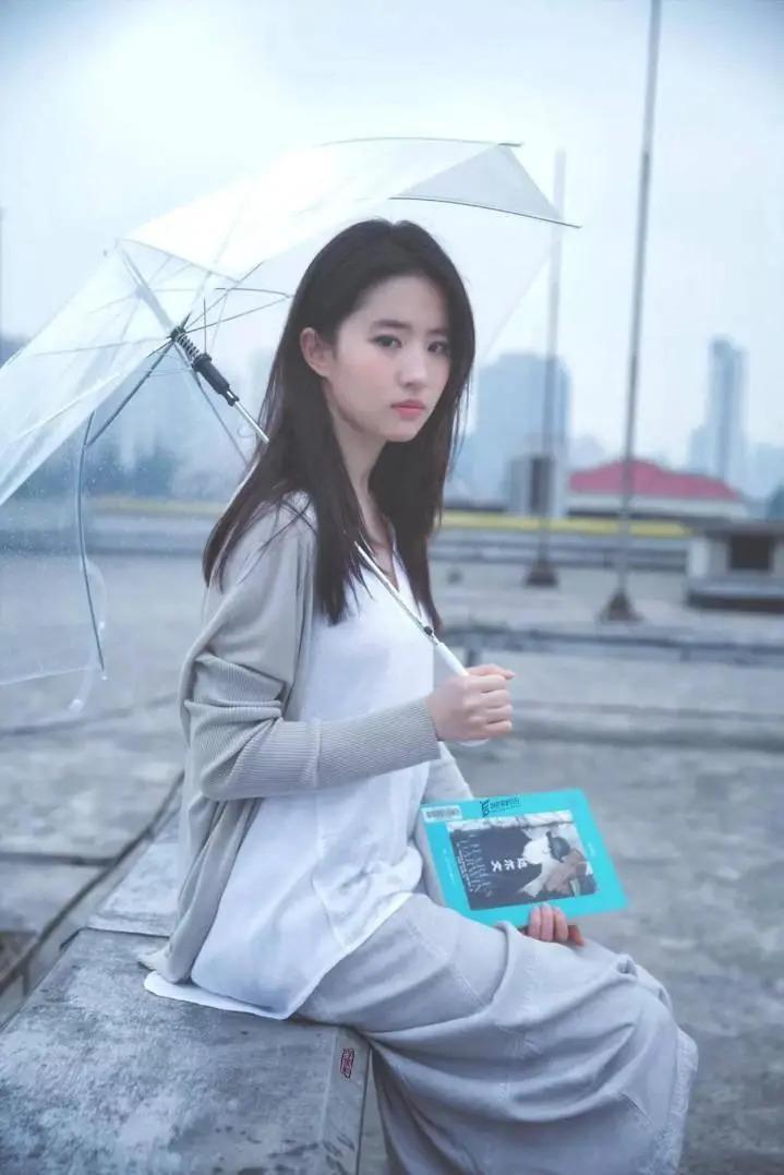 刘亦菲戴4000万项链出场，却被嘲笑体态不佳？