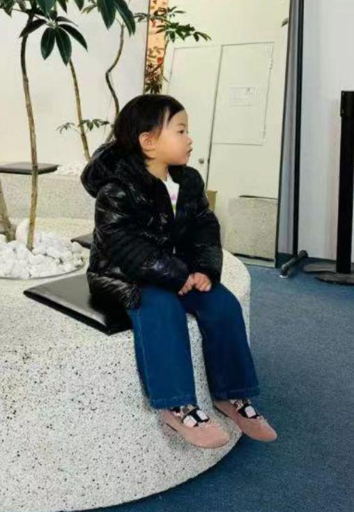 朱珠老公晒带娃日常，因不买冰激凌珠宝与爸爸斗气冷战