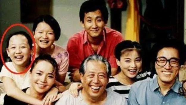 童星关凌晒照庆祝结婚12周年 儿女颜值超高