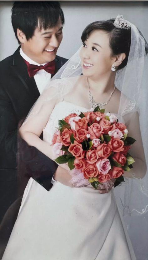 童星关凌晒照庆祝结婚12周年 儿女颜值超高