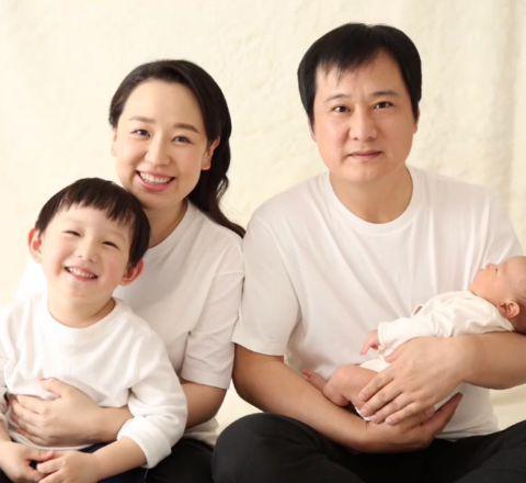 童星关凌晒照庆祝结婚12周年 儿女颜值超高