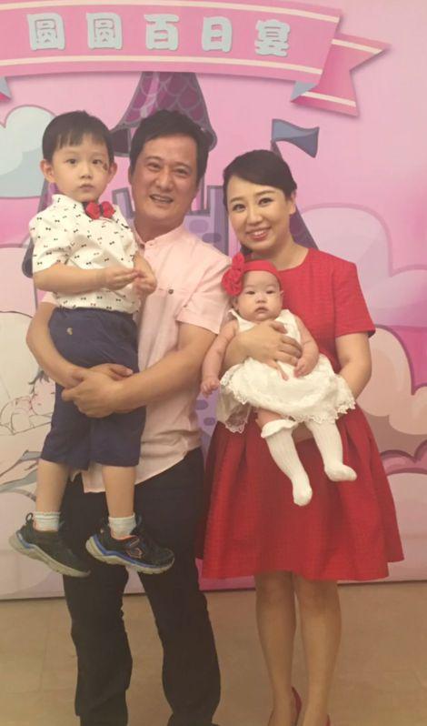 童星关凌晒照庆祝结婚12周年 儿女颜值超高